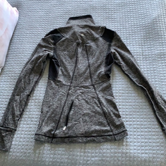 Lululemon half-zip: super comfortable and warm. - Picture 5 of 5